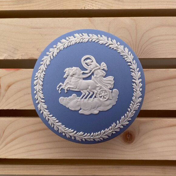 Wedgwood Blue Jasperware Small Round Covered Trinket Dish - Picture 2 of 6